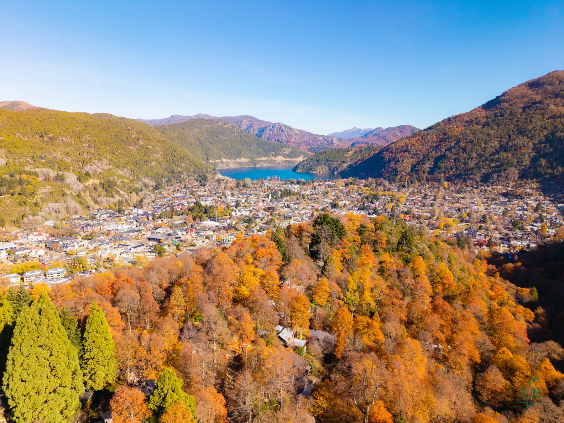 Vista aérea del pueblo y el lago desde el predio