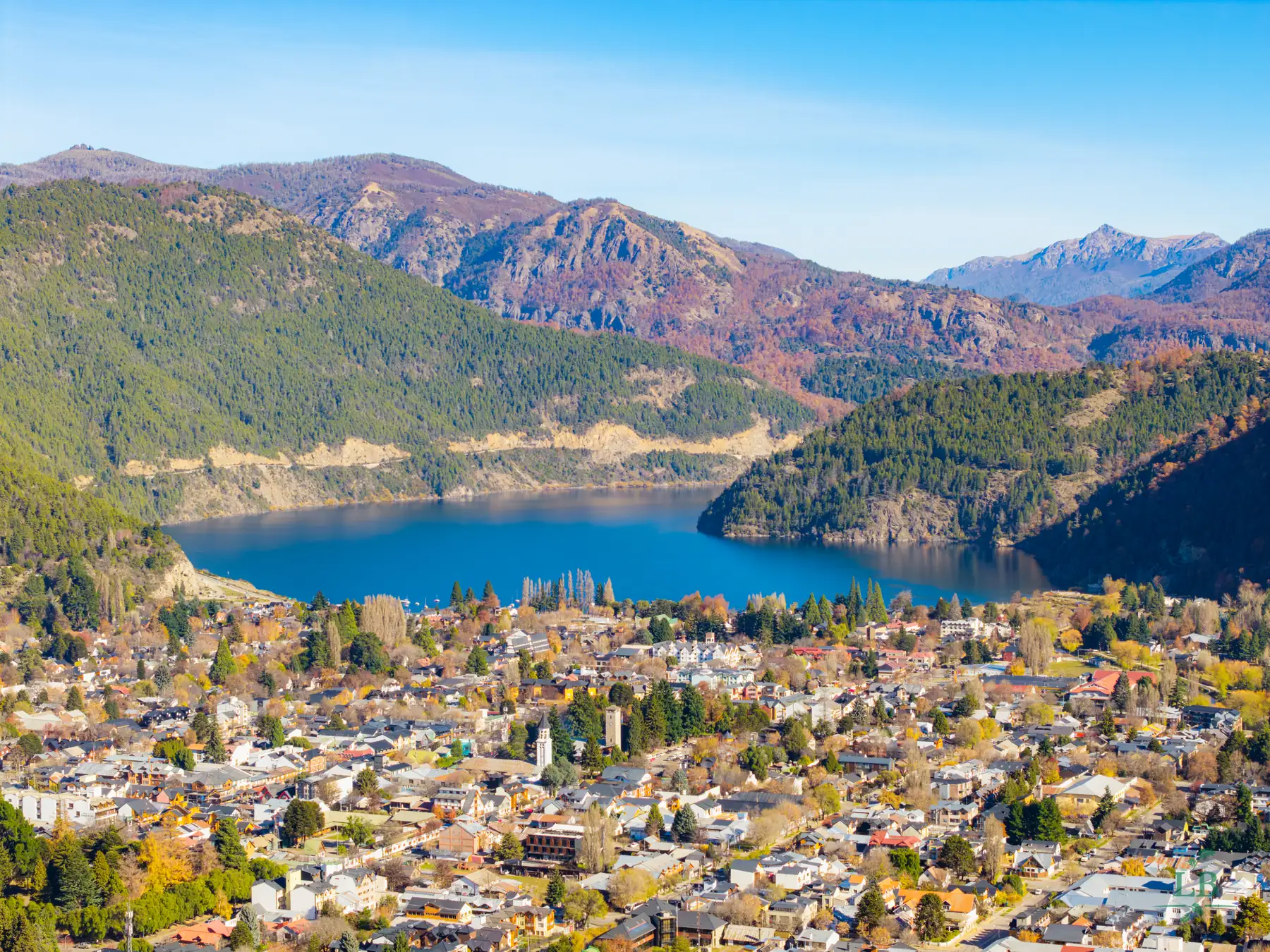 Vista aérea de San Martín de los Andes y el lago