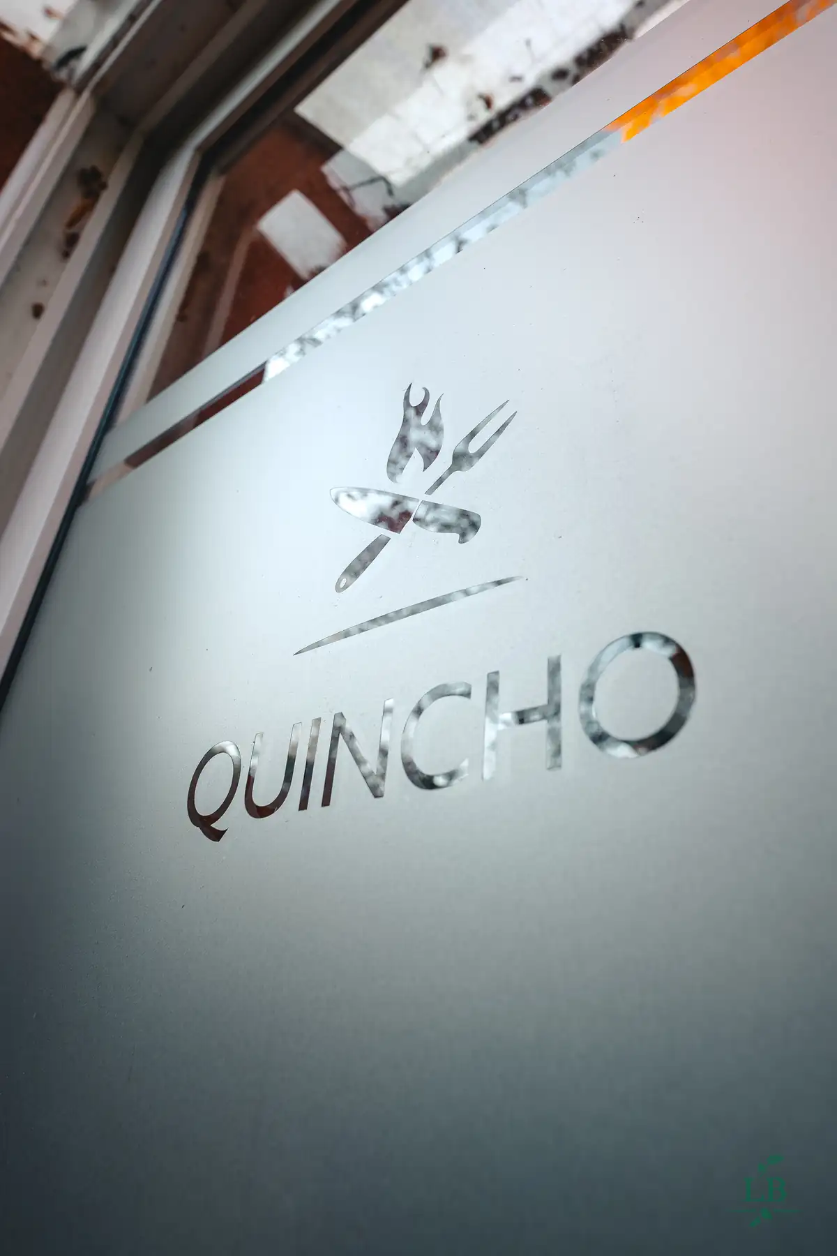 Cartel del quincho grabado en vidrio