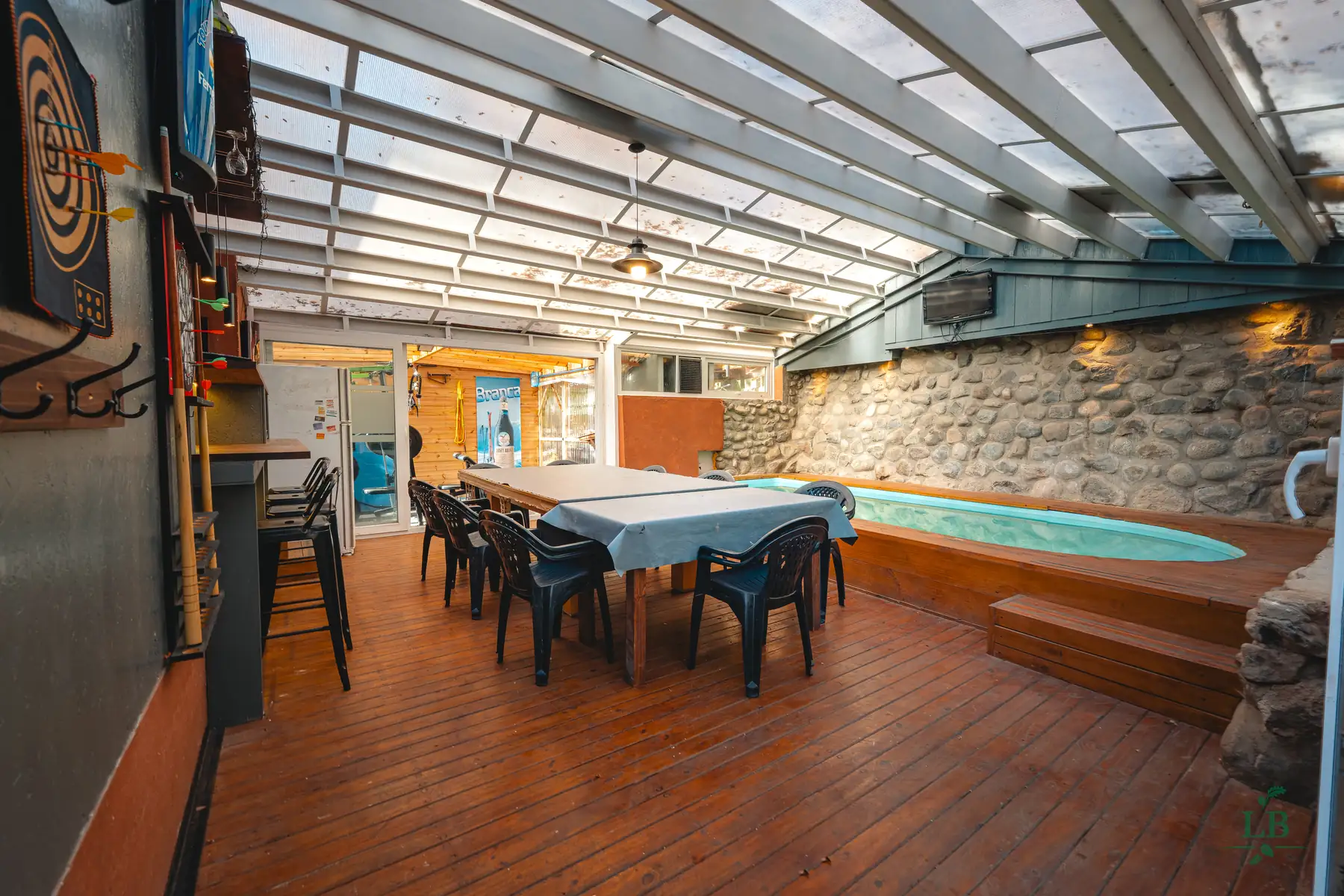 Mesa de pool, dardos y pileta climatizada del quincho