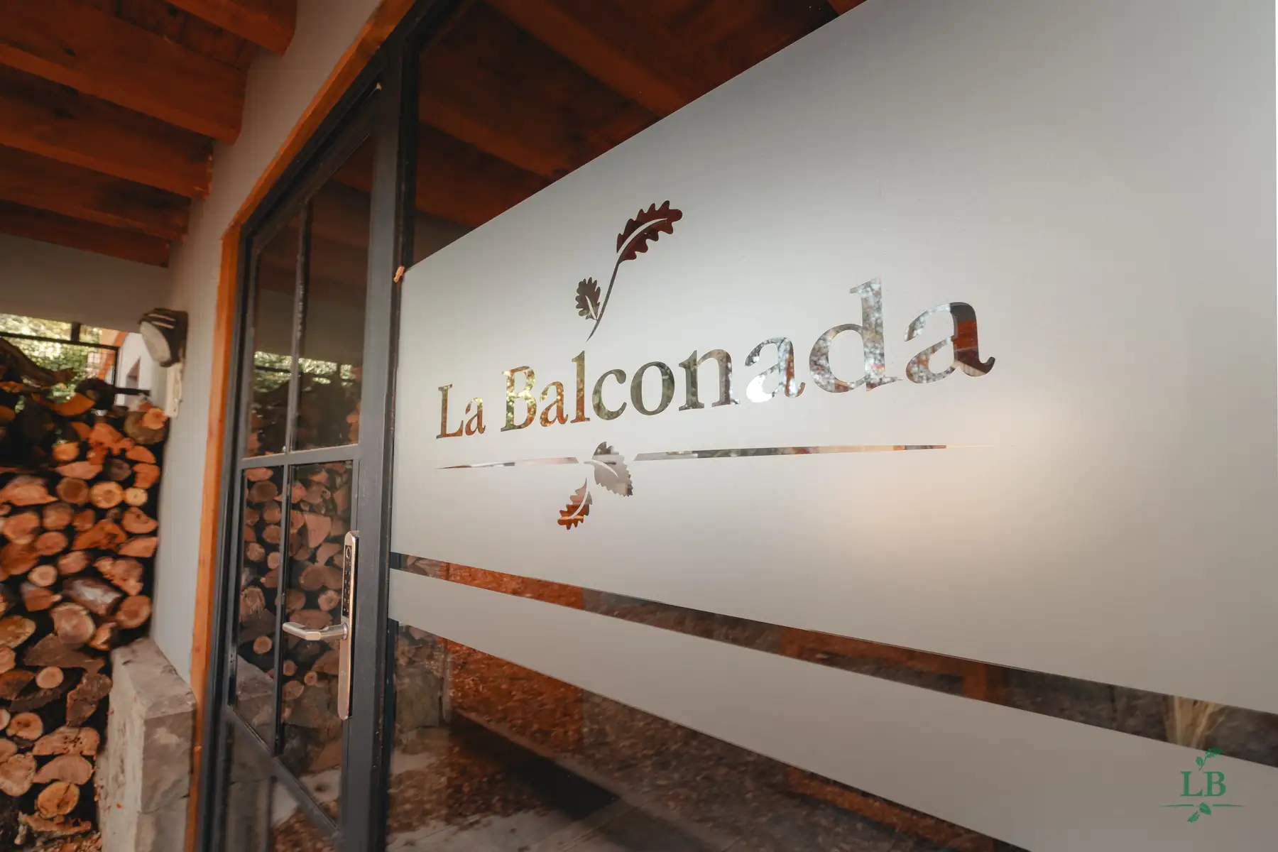 Acceso a la casa con leña apilada