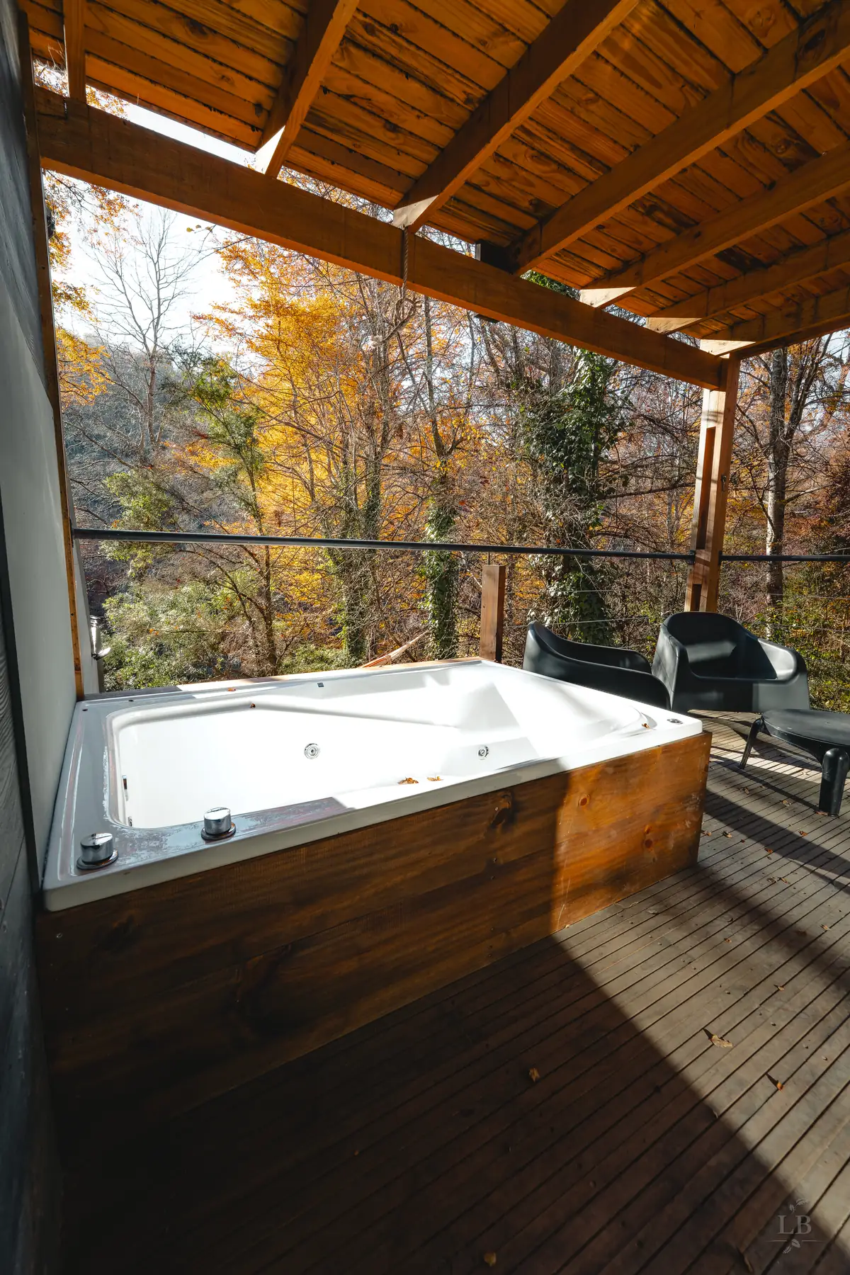 Jacuzzi en la terraza sobre el bosque